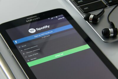 Spotifyのプレイリストで違う曲が流れる原因と対処